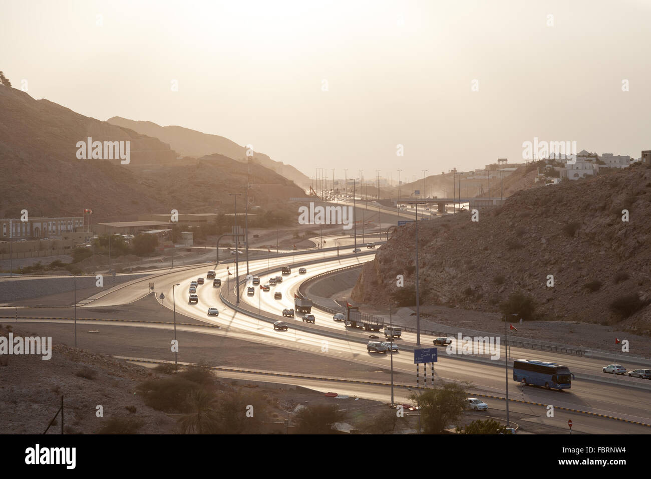 Muscat Expressway bei Sonnenuntergang, Oman Stockfoto