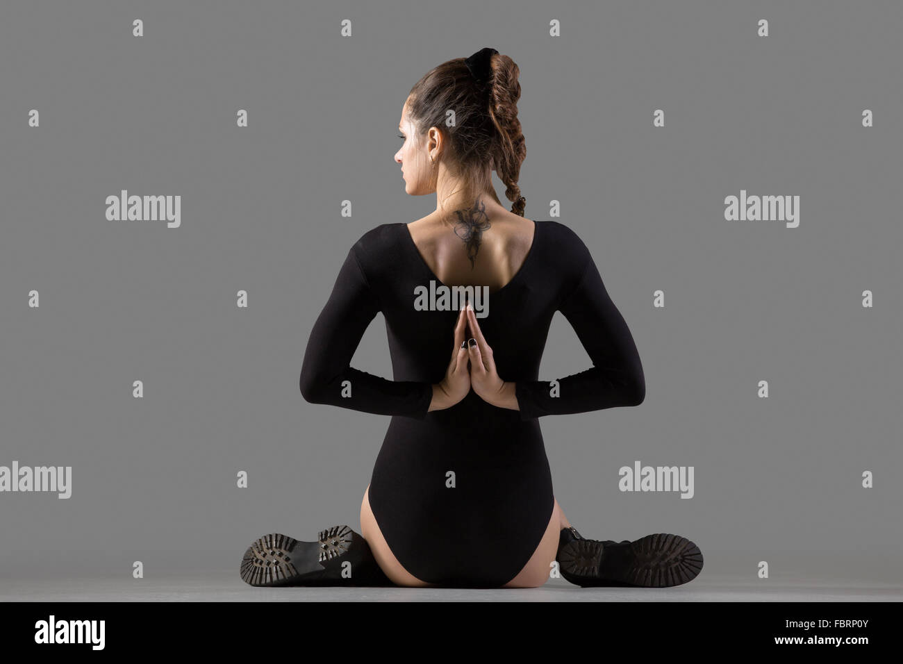 Cool attraktive schlanke junge Frau beim Sport training, Aufwärmen, sitzen in Variation von Gomukhasana, Kuh Gesicht Haltung Stockfoto