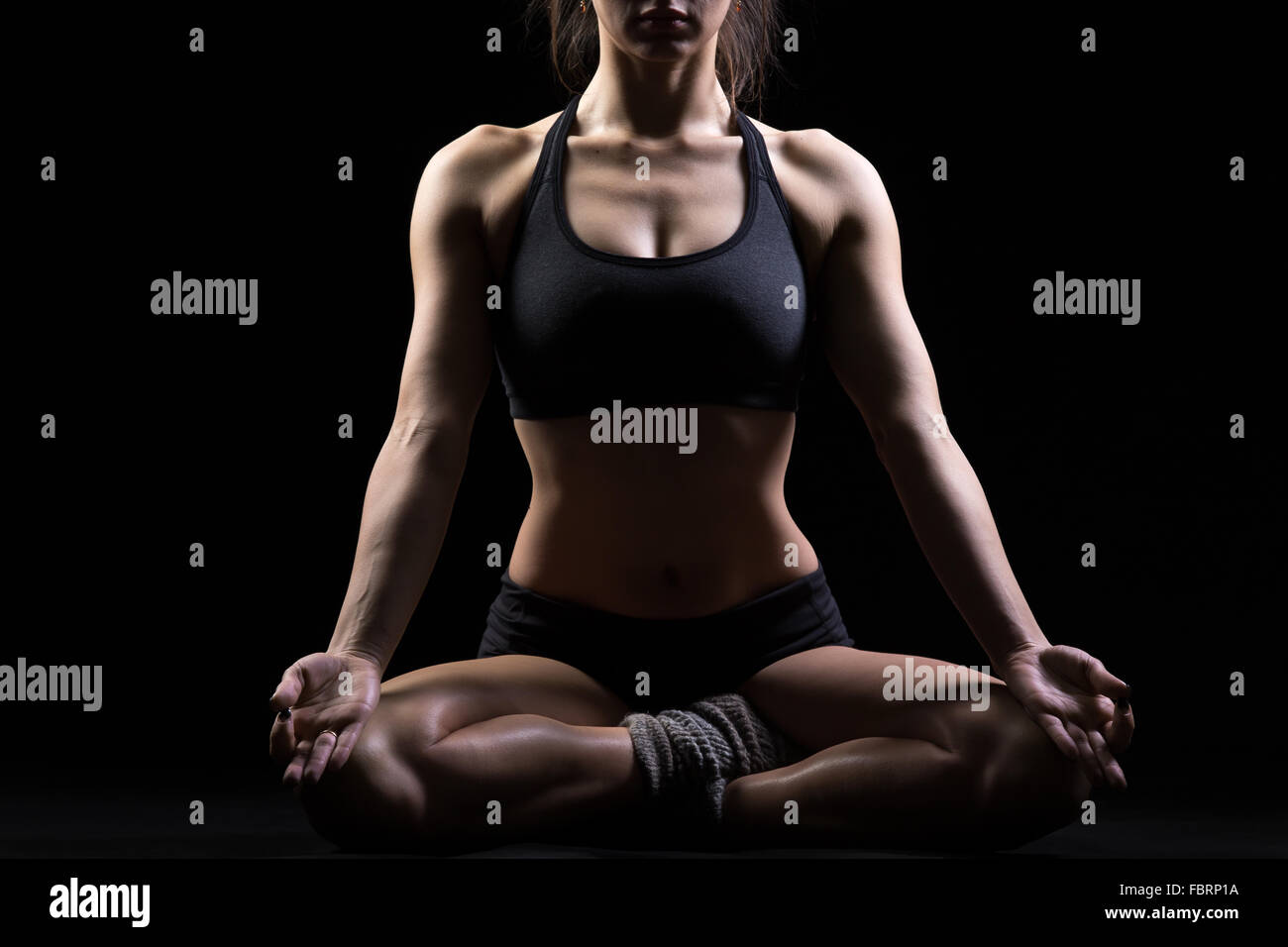 Schöne coole junge passen Frau in Sportkleidung Sport Übung sitzen in Sukhasana, einfache Haltung auf Meditationssitzung Stockfoto