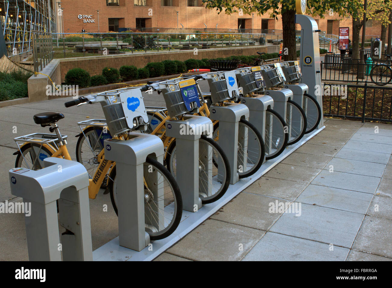 Bikeshare Leihfahrräder für die öffentliche Nutzung in der Innenstadt von Indianapolis, Indiana. Stockfoto