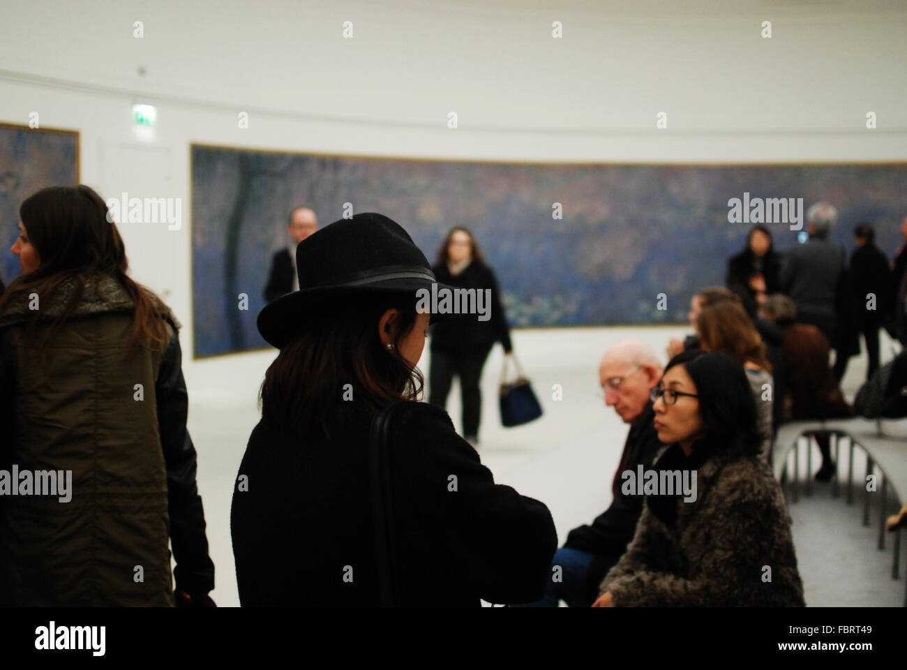 Beschriftung im Musée de l ' Orangerie in Paris. Gemälde von Claude Monet. Les Nymphéas. Paris. Menschen in der Kunst Galerie Stockfoto