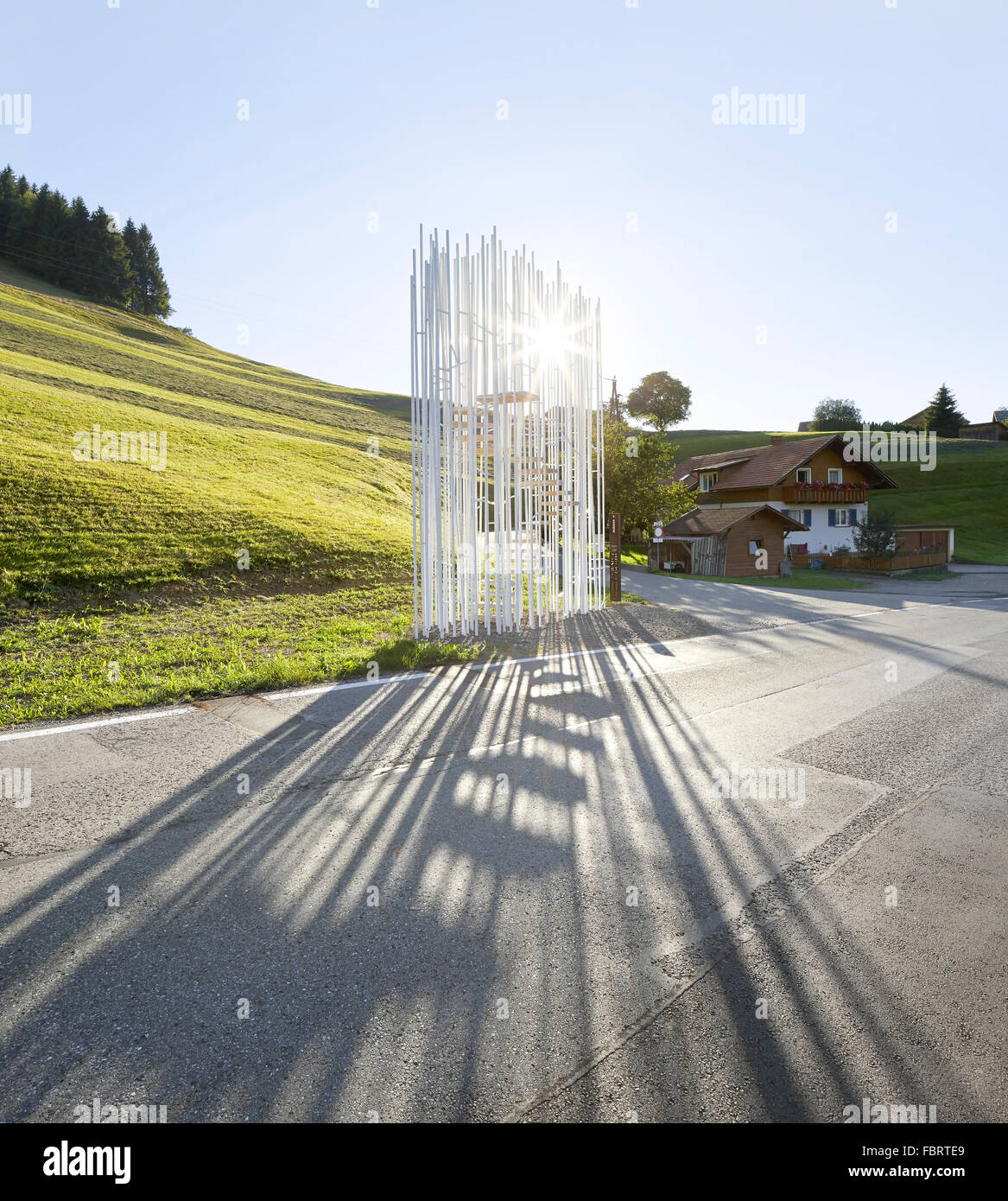 Filigrane Rute Struktur beleuchtet zurück. Projekt: BUS: Haltestelle in Krumbach, Bränden, Österreich. Architekt: Sou Fujimoto, 2014. Stockfoto