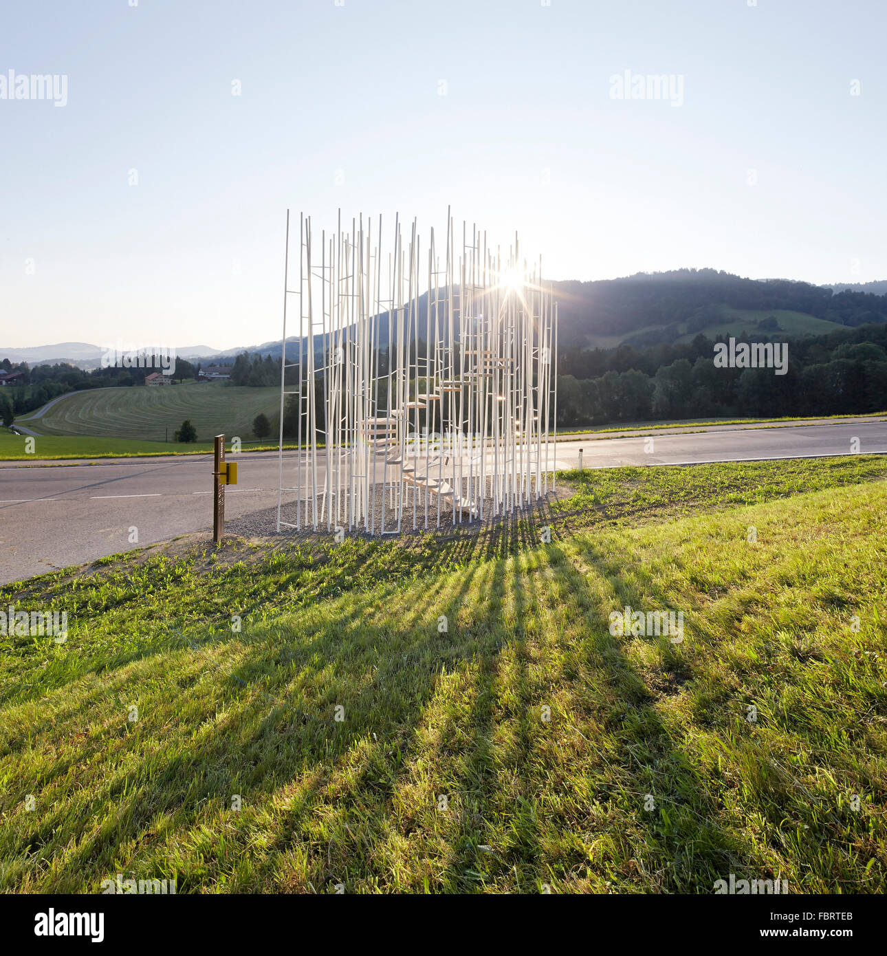 Filigrane Rute Struktur beleuchtet zurück. Projekt: BUS: Haltestelle in Krumbach, Bränden, Österreich. Architekt: Sou Fujimoto, 2014. Stockfoto