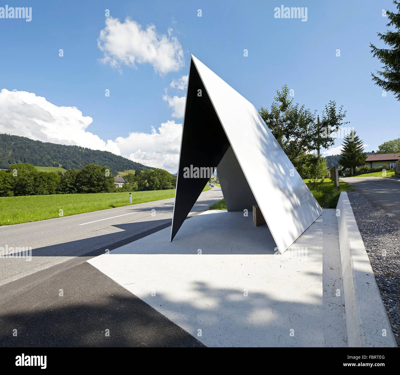 Eckige Wartehalle am Straßenrand. Bushaltestelle Unterkrumbach Süd von Architecten De Vylder Vinck Taillieu, Unterkrumbach, Österreich. AR Stockfoto