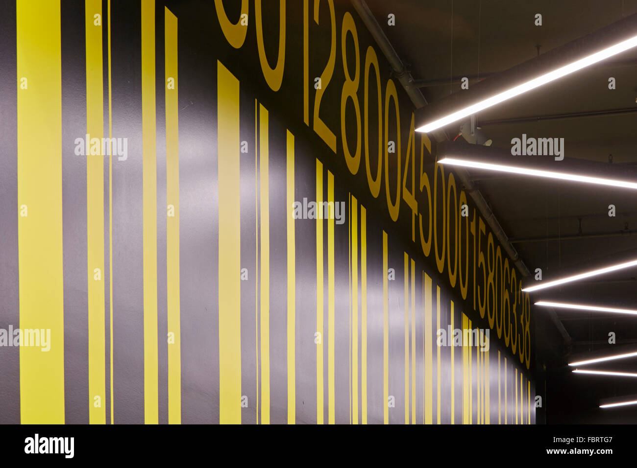 Barcode-Grafiken. Das Alphabeta Gebäude, London, Vereinigtes Königreich. Architekt: RHE, 2015. Stockfoto