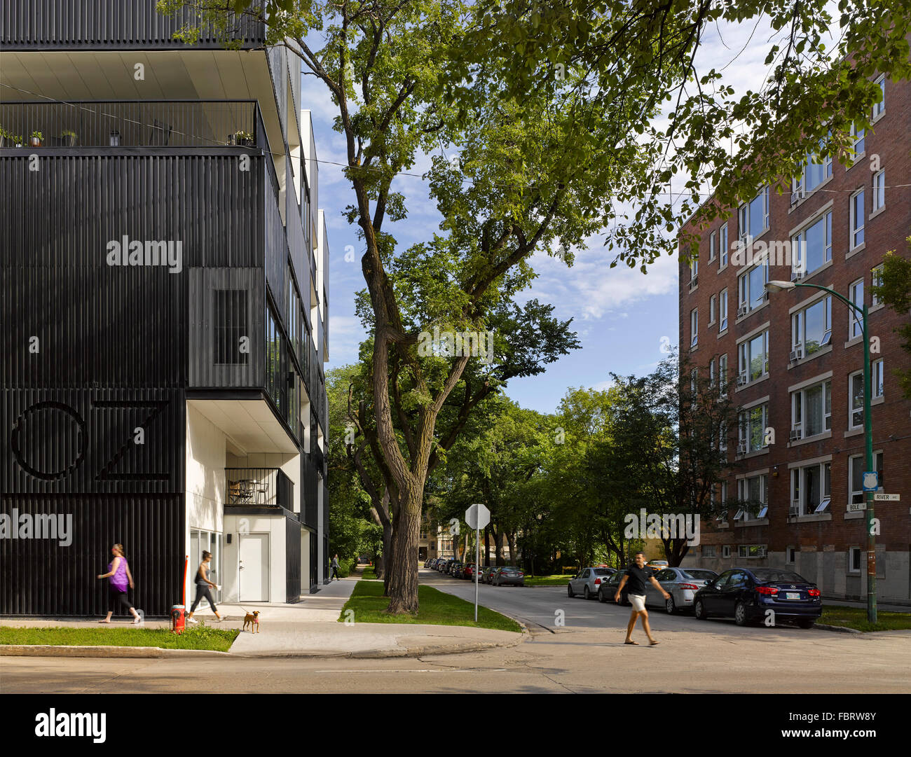 Blick auf die Straße. Oz-Eigentumswohnungen, Winnipeg, Kanada. Architekt: 5468796 Architektur, 2015. Stockfoto