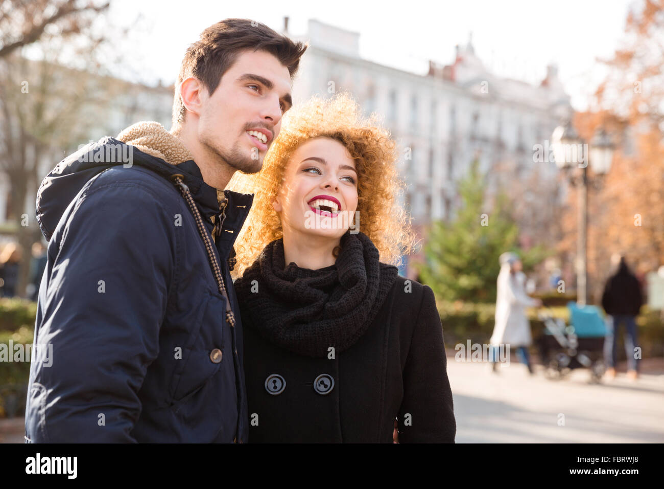 Porträt von ein glückliches Paar auf der Suche auf etwas im freien Stockfoto