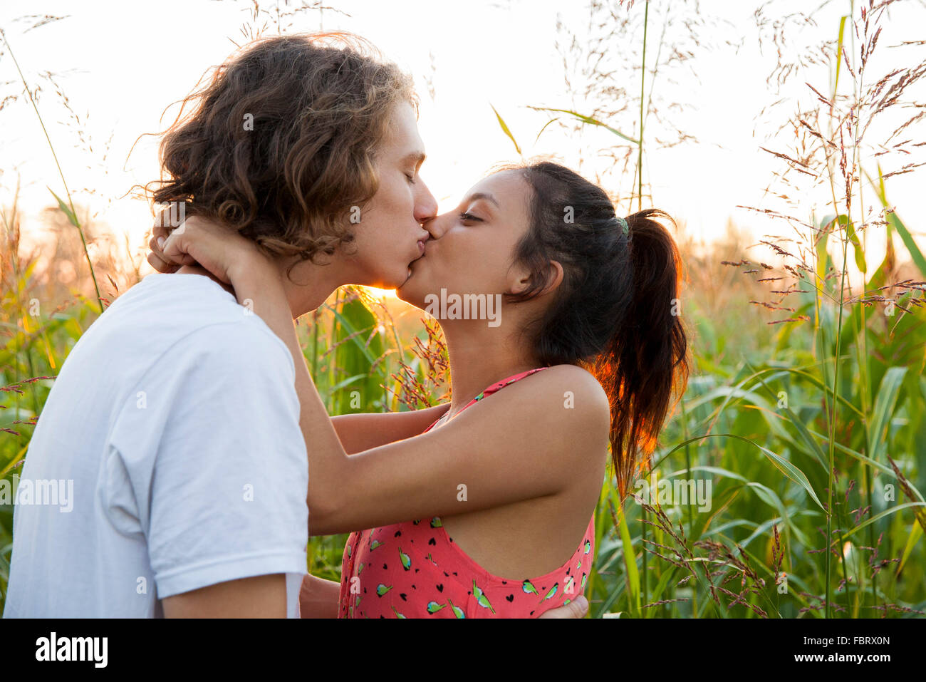 Junge Paar küssen Stockfoto