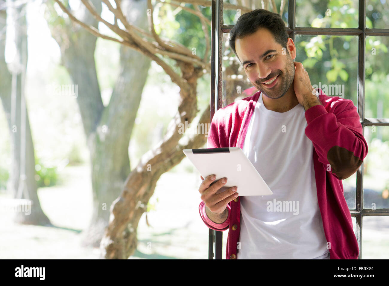 Mann mit digital-Tablette zu Hause Stockfoto