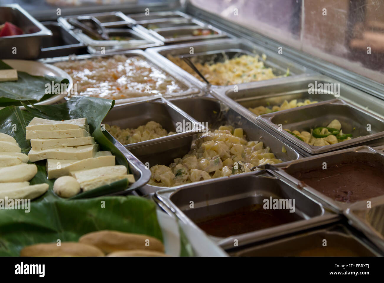 Schalen von zubereiteten Speisen am Buffet aus Nicaragua Stockfoto