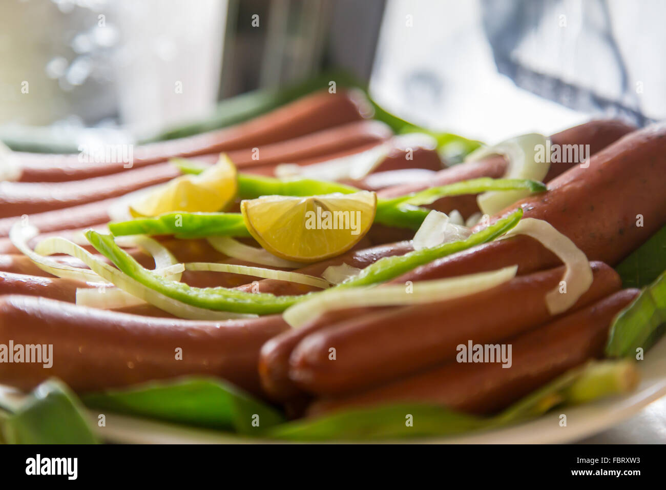 Hot Dogs auf Tablett mit Gemüse und Zitrone, selektiven Fokus auf Zentrum Stockfoto