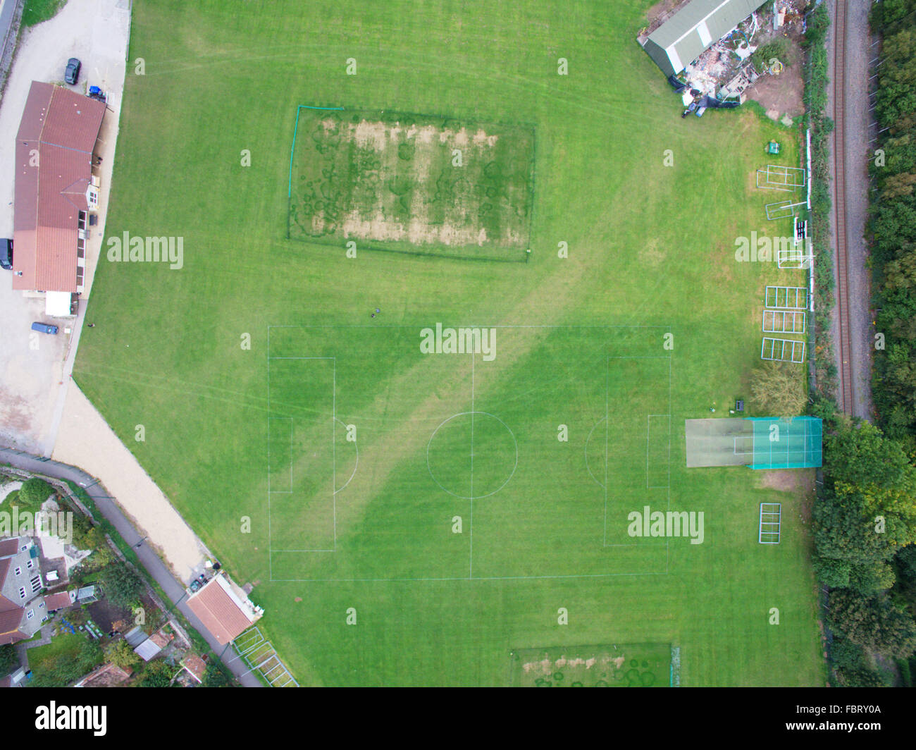 Luftaufnahme der Fußballplatz, Clubhaus und Cricket Grüns Stockfoto