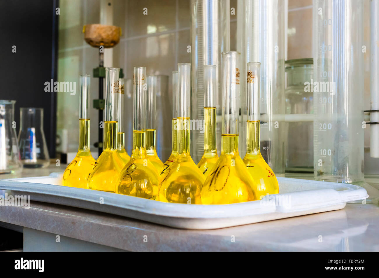 Fläschchen mit Reagenzien im Testlabor Stockfoto