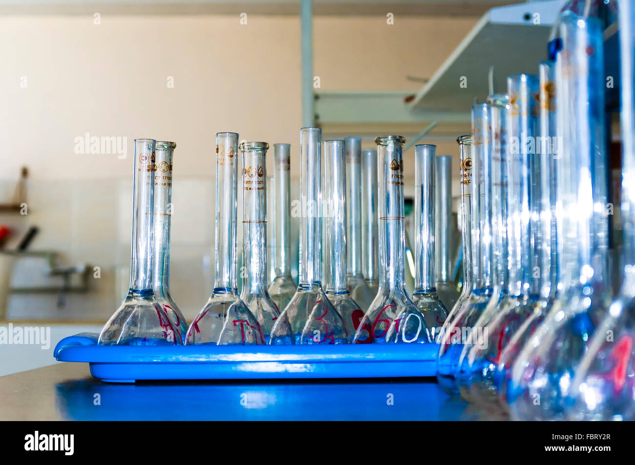 Fläschchen mit Reagenzien im Testlabor Stockfoto