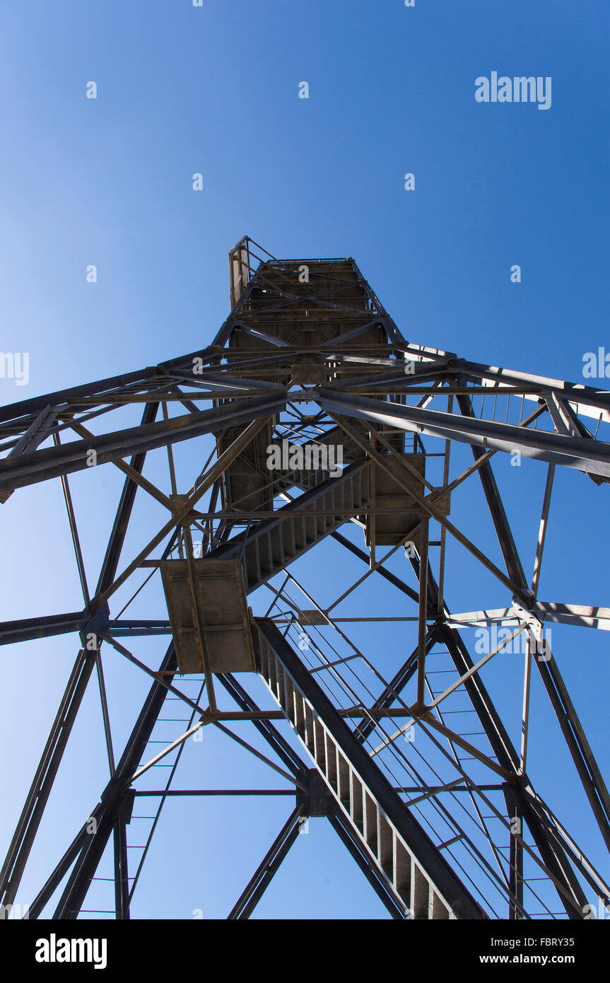 hohen Metallgitter Turm auf blauen Himmelshintergrund Stockfoto