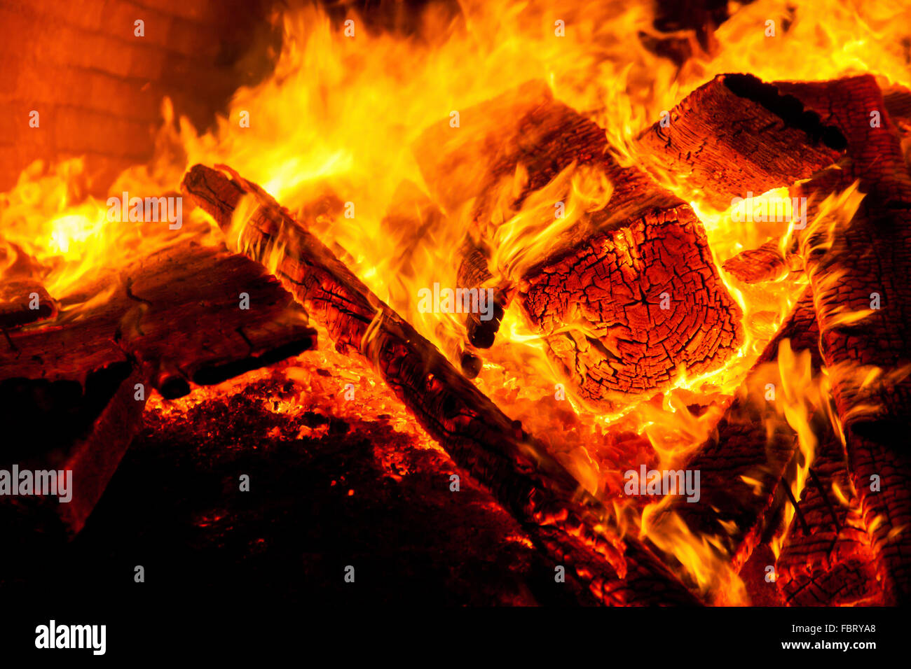 Holzspielzeug Zug mit bunten Blöcken isoliert auf weiß Stockfoto