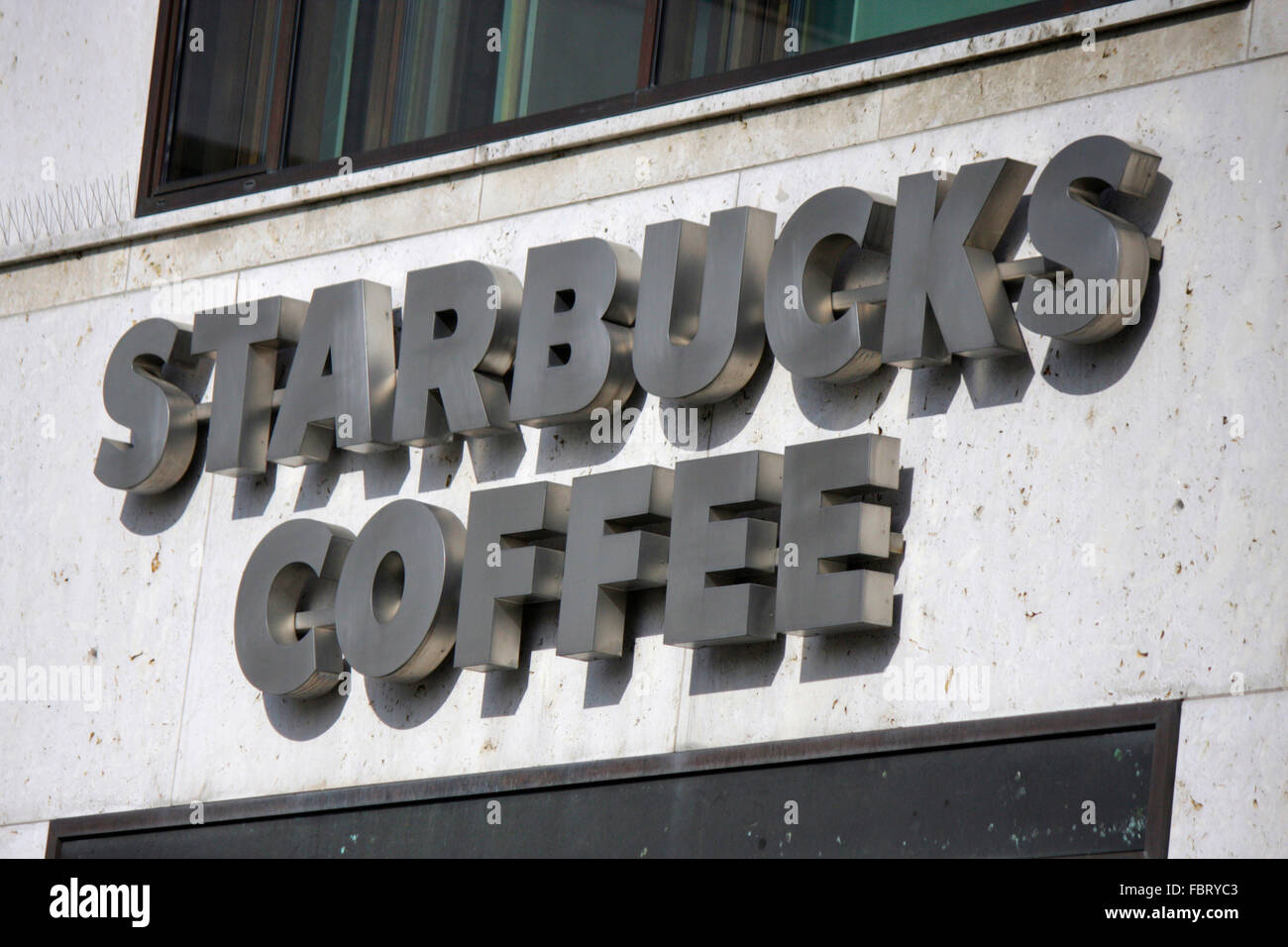 Markenname: "Starbucks Coffee", Berlin. Stockfoto