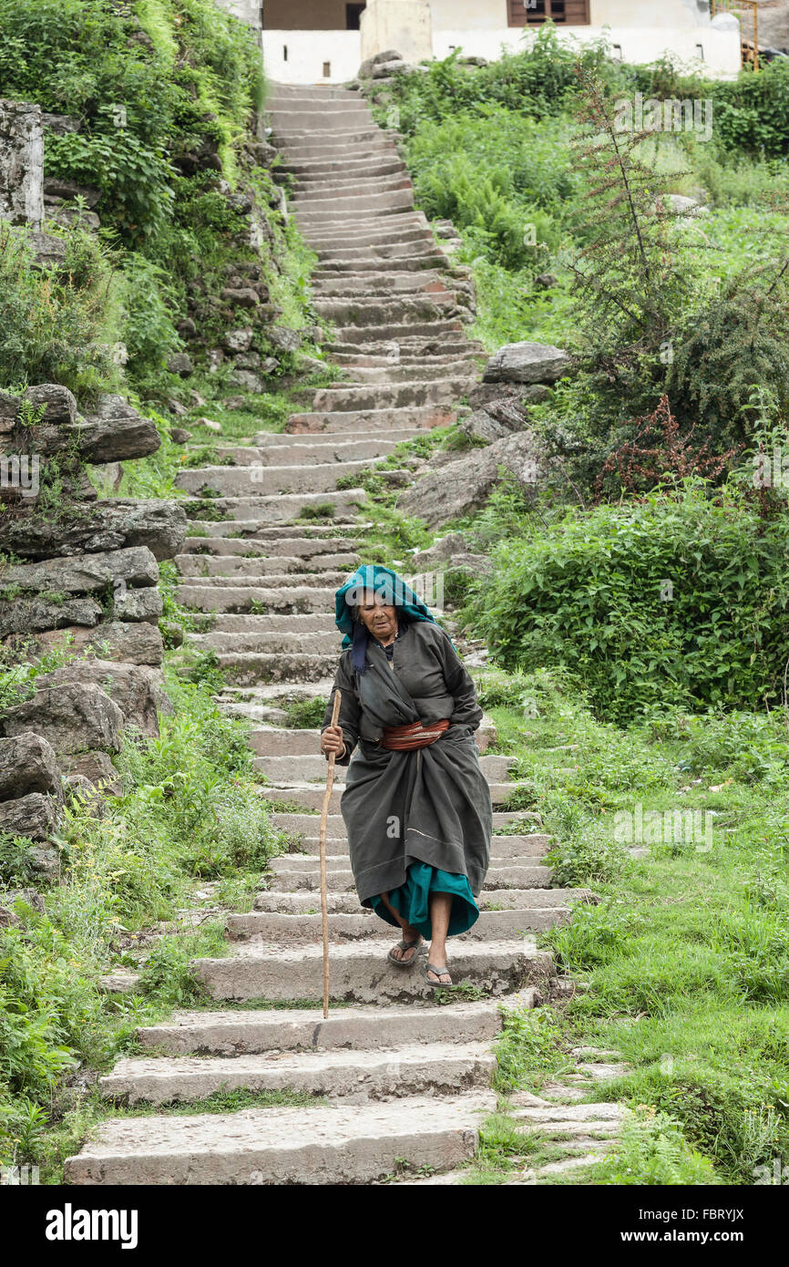 Eine alte Frau, gekleidet in traditioneller Tracht - Munsyari, Uttarakhand, Indien. Stockfoto