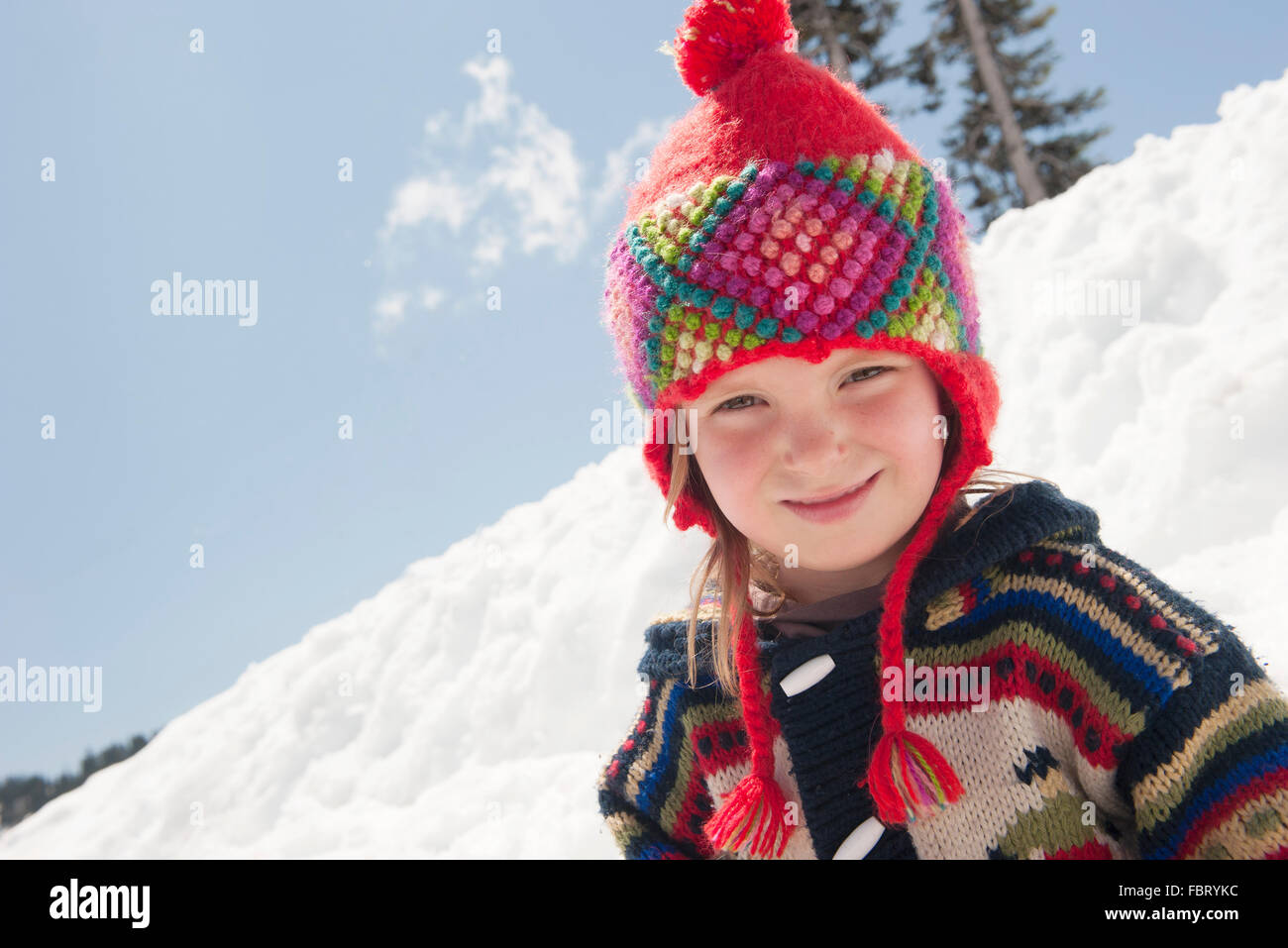 Mädchen spielen im Schnee, Porträt Stockfoto