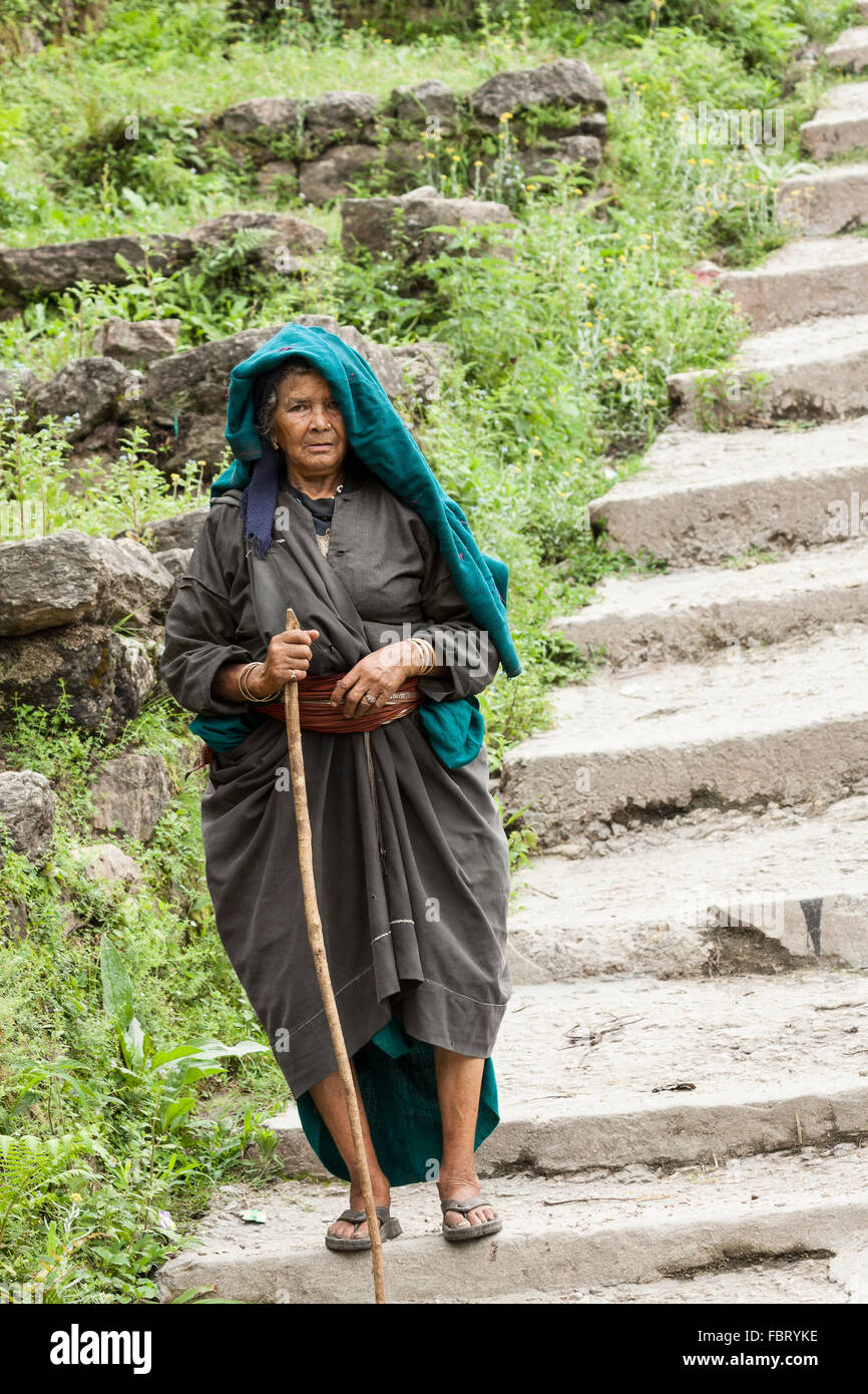 Eine alte Frau, gekleidet in traditioneller Tracht - Munsyari, Uttarakhand, Indien. Stockfoto