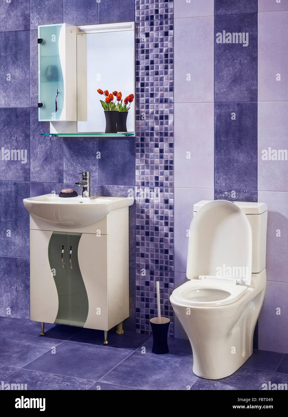 schöne und stilvolle Badezimmer mit Blüten mit blauen Kacheln Stockfoto