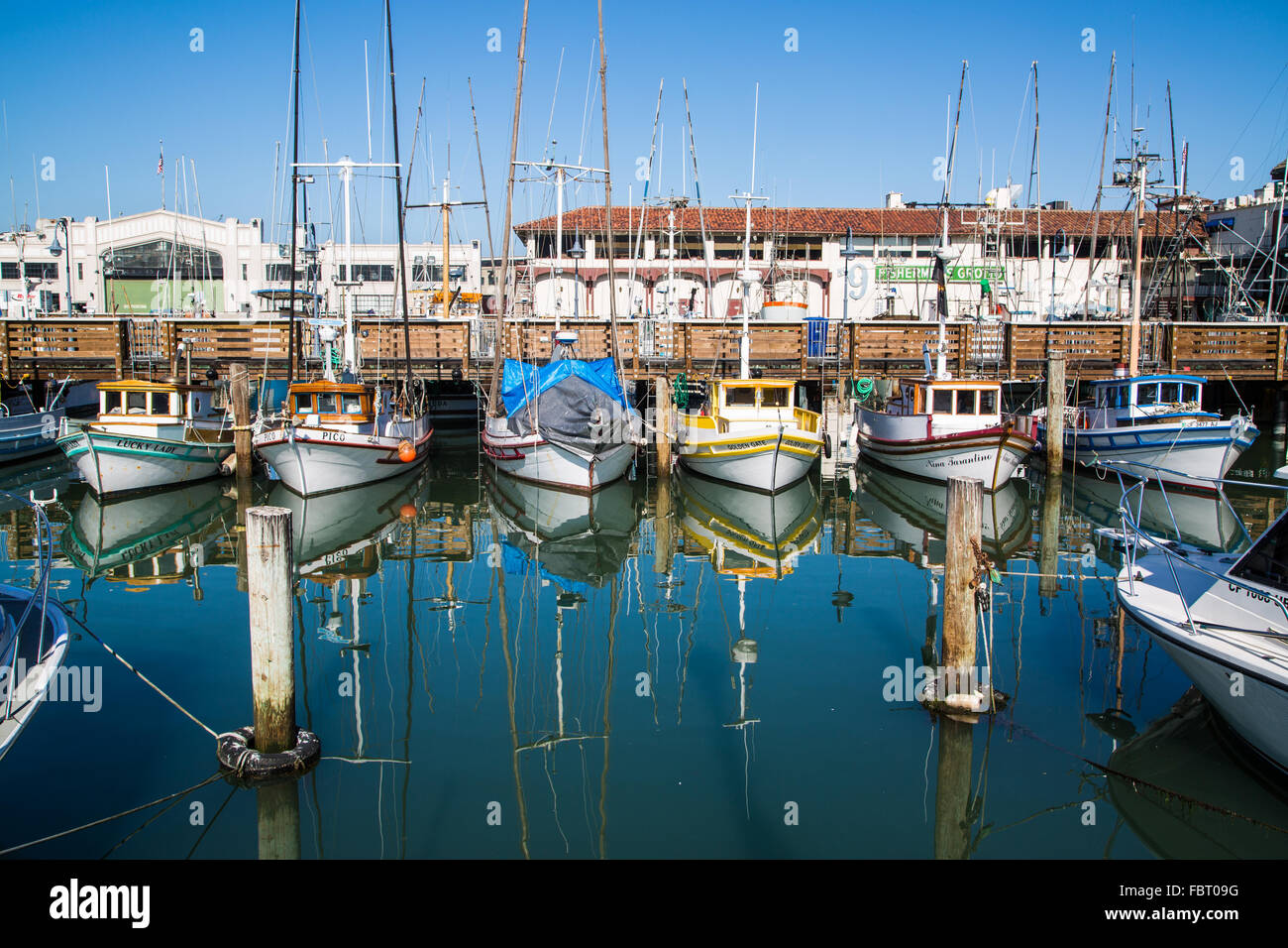 Reflexionen der Boote in der Marina in San Francisco, San Francisco. Stockfoto