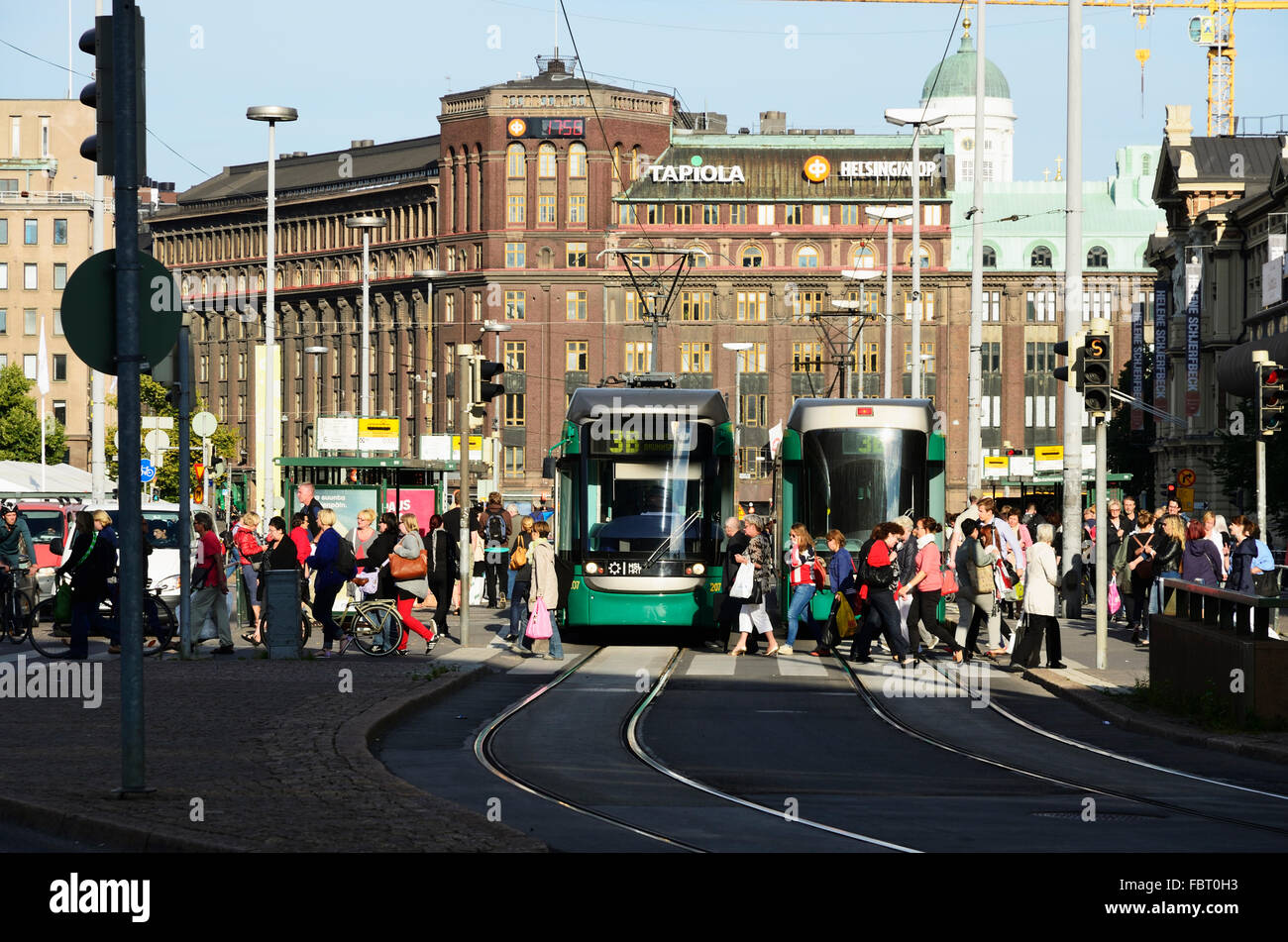 Straßenbahn in der Straße Aleksanterinkatu. Helsinki, Finnland. Stockfoto