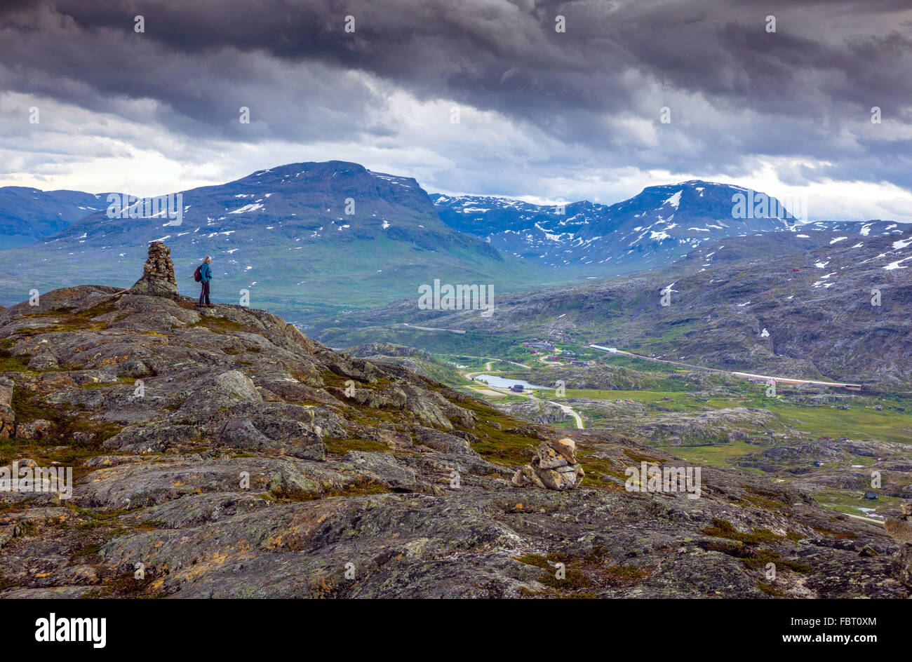 Weibliche Walker im Bergwildnis, Schweden Norwegen Grenze bei Rikgransen Stockfoto