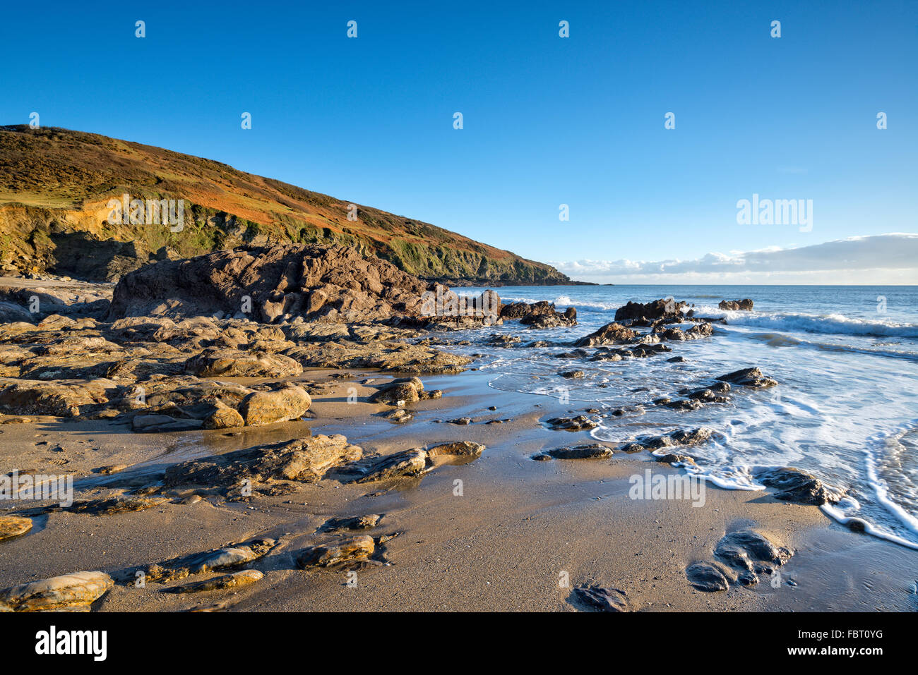 Blauer Himmel und Sonnenschein an der kornischen Küste am Hemmick Strand in der Nähe von Gorran Haven in Cornwall Stockfoto