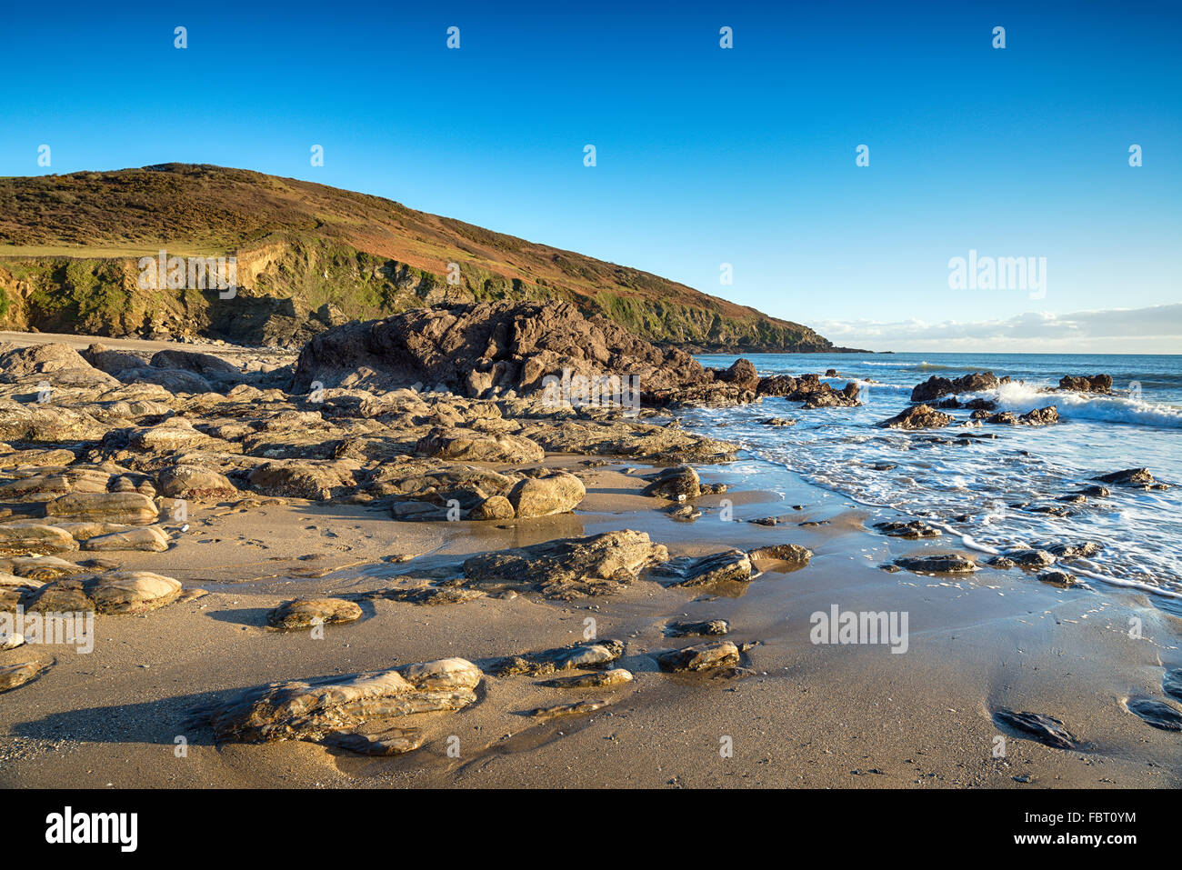 Bei Ebbe am Strand von Hemmick in Penare in der Nähe von Gorran Haven an der südlichen Küste von Cornwall Stockfoto