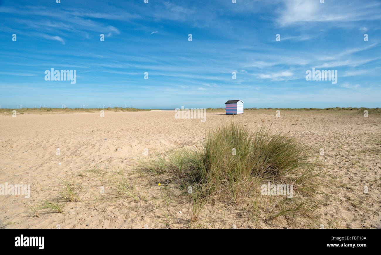 Eine einsame Strandhütte am Sandstrand bei Great Yarmouth an der Küste von Norfolk Stockfoto