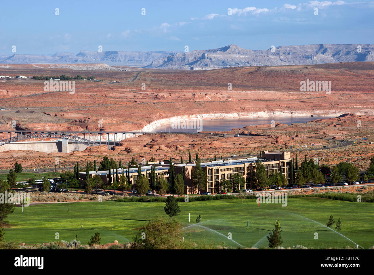 Golfplatz und Marriot Hotel, Glen Canyon Dam und Lake Powell hinter Page, Arizona, USA Stockfoto
