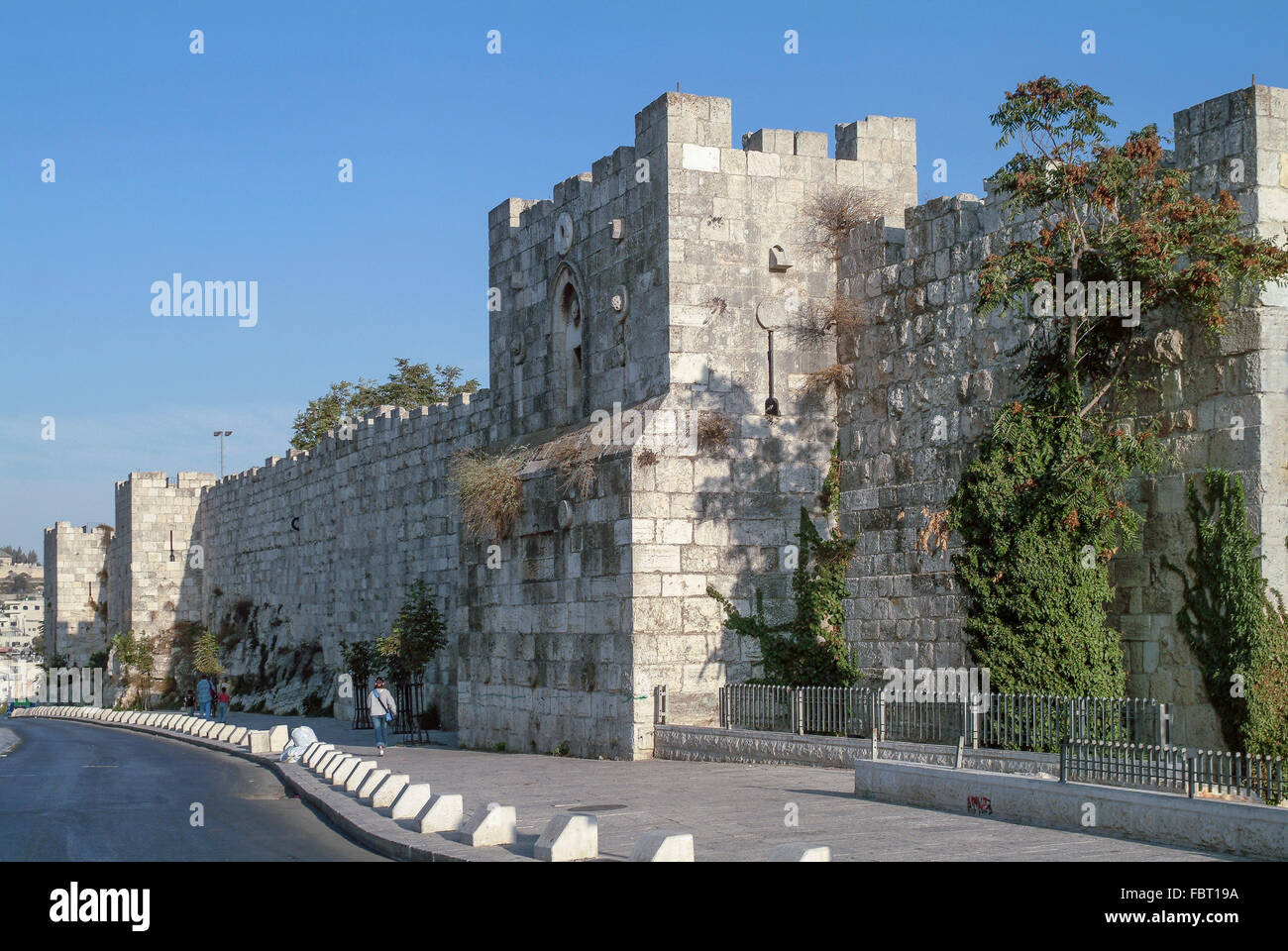 Stadtmauern entlang Sultan Süleyman Street, muslimische Viertel, Altstadt, Jerusalem, Israel Stockfoto