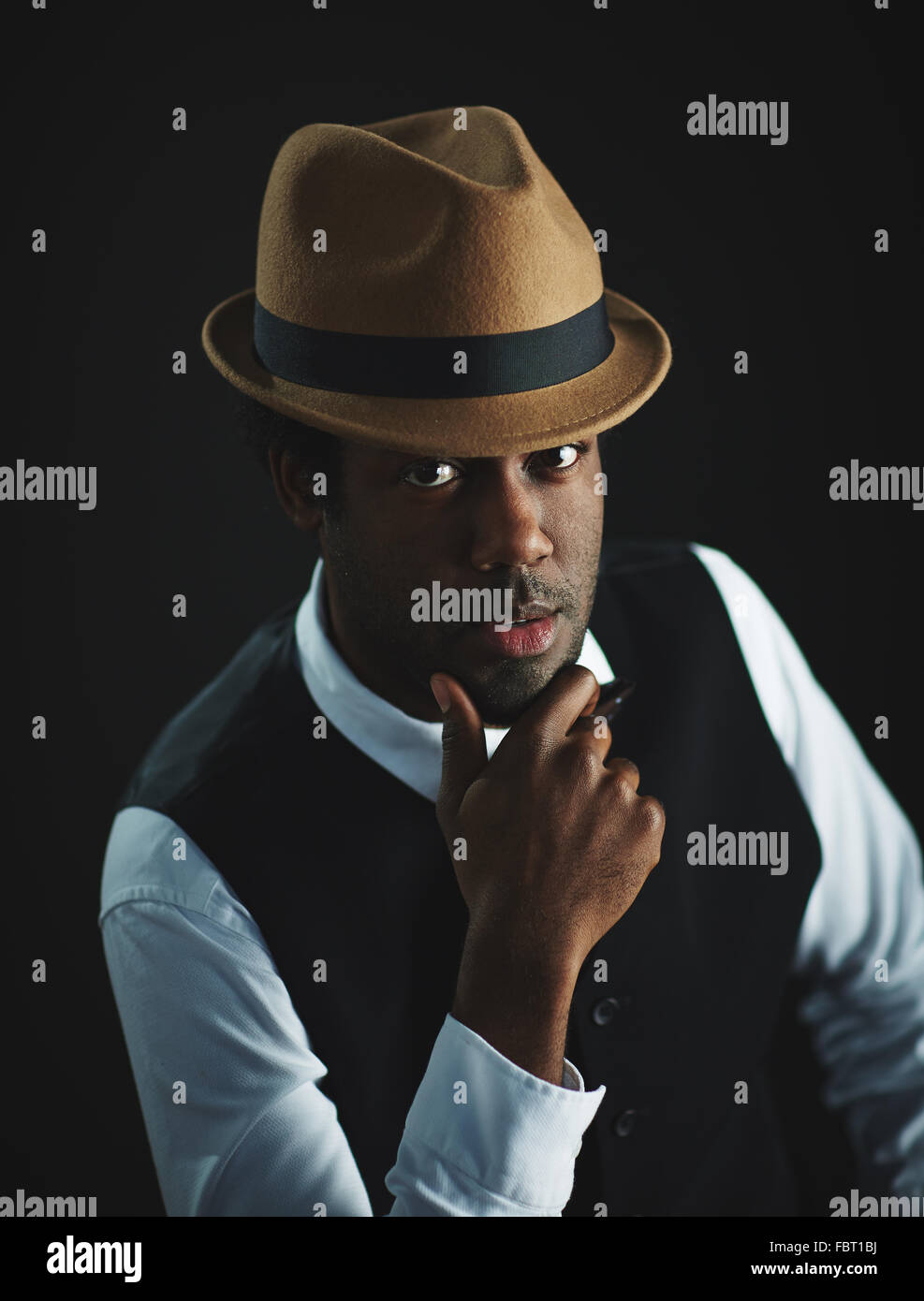 Eleganter Mann mit Hut, Blick in die Kamera Stockfoto