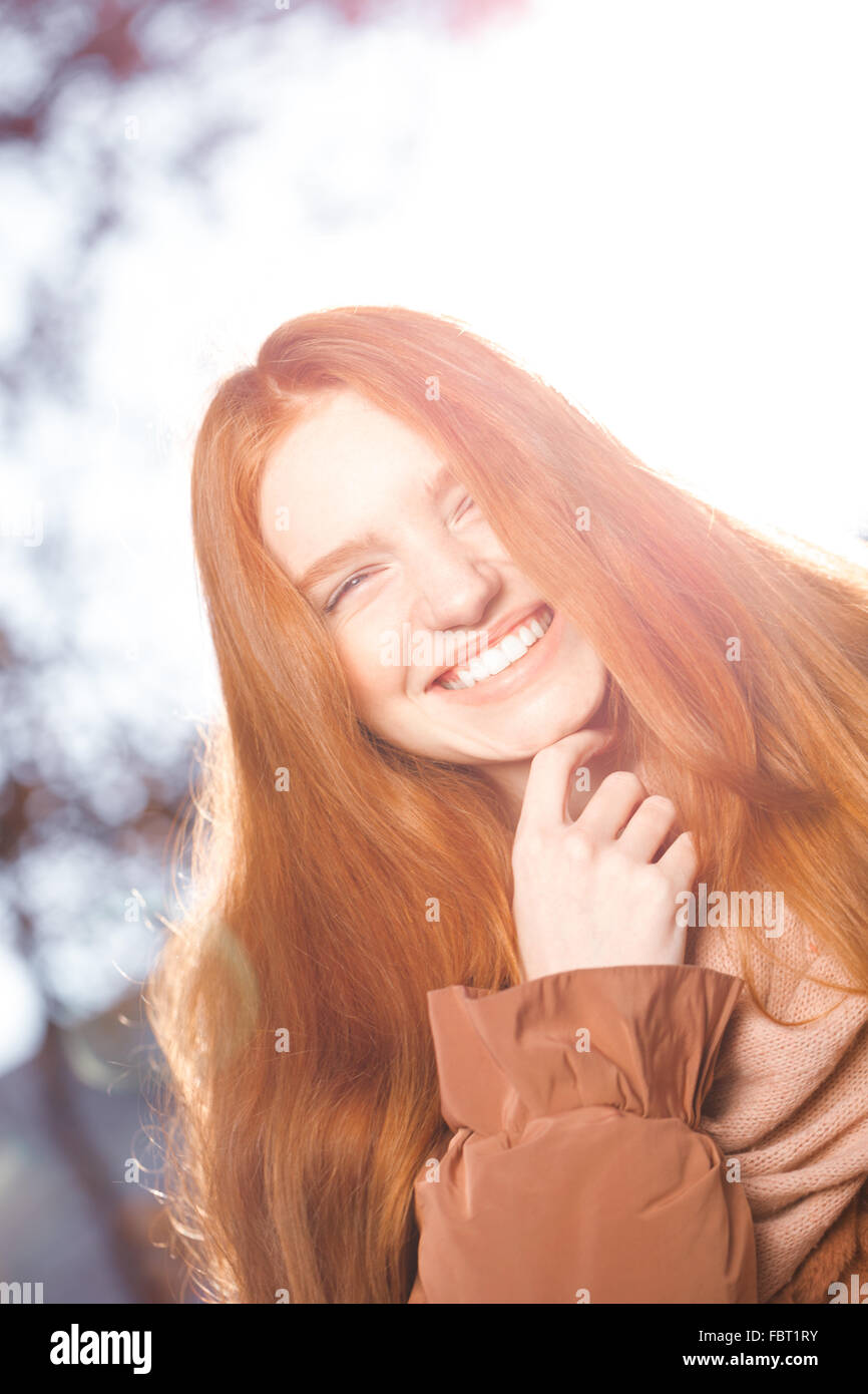Porträt einer lustige rothaarige Frau Blick auf Kamera im freien Stockfoto