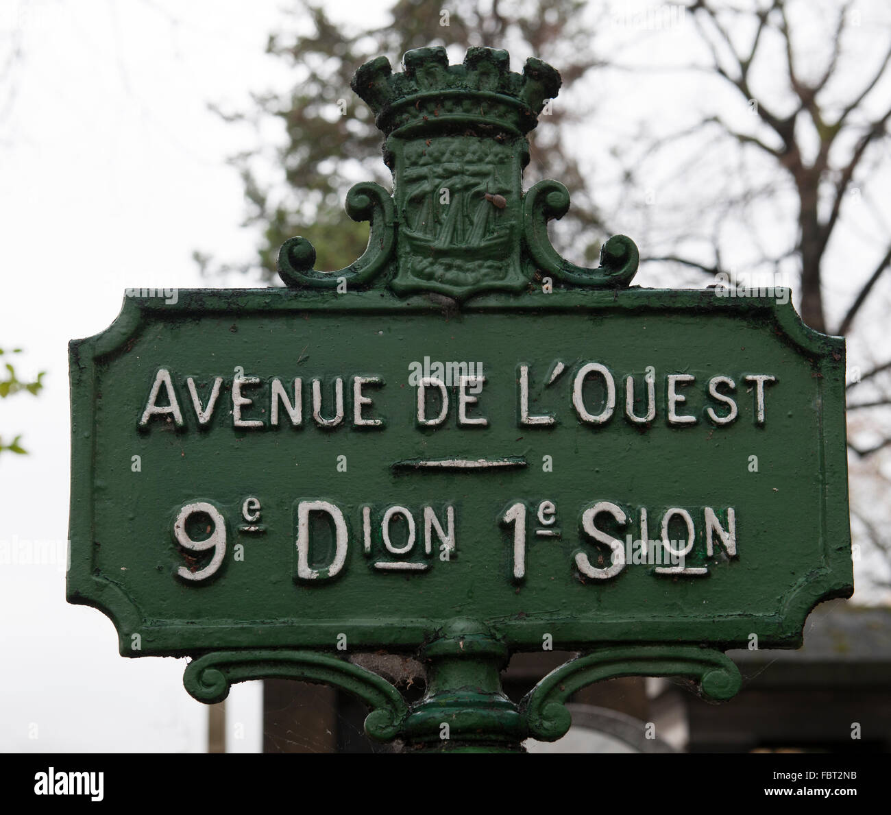 Alte verzierte Straßenschild Posten auf dem Friedhof Montparnasse, Paris, Frankreich. Stockfoto