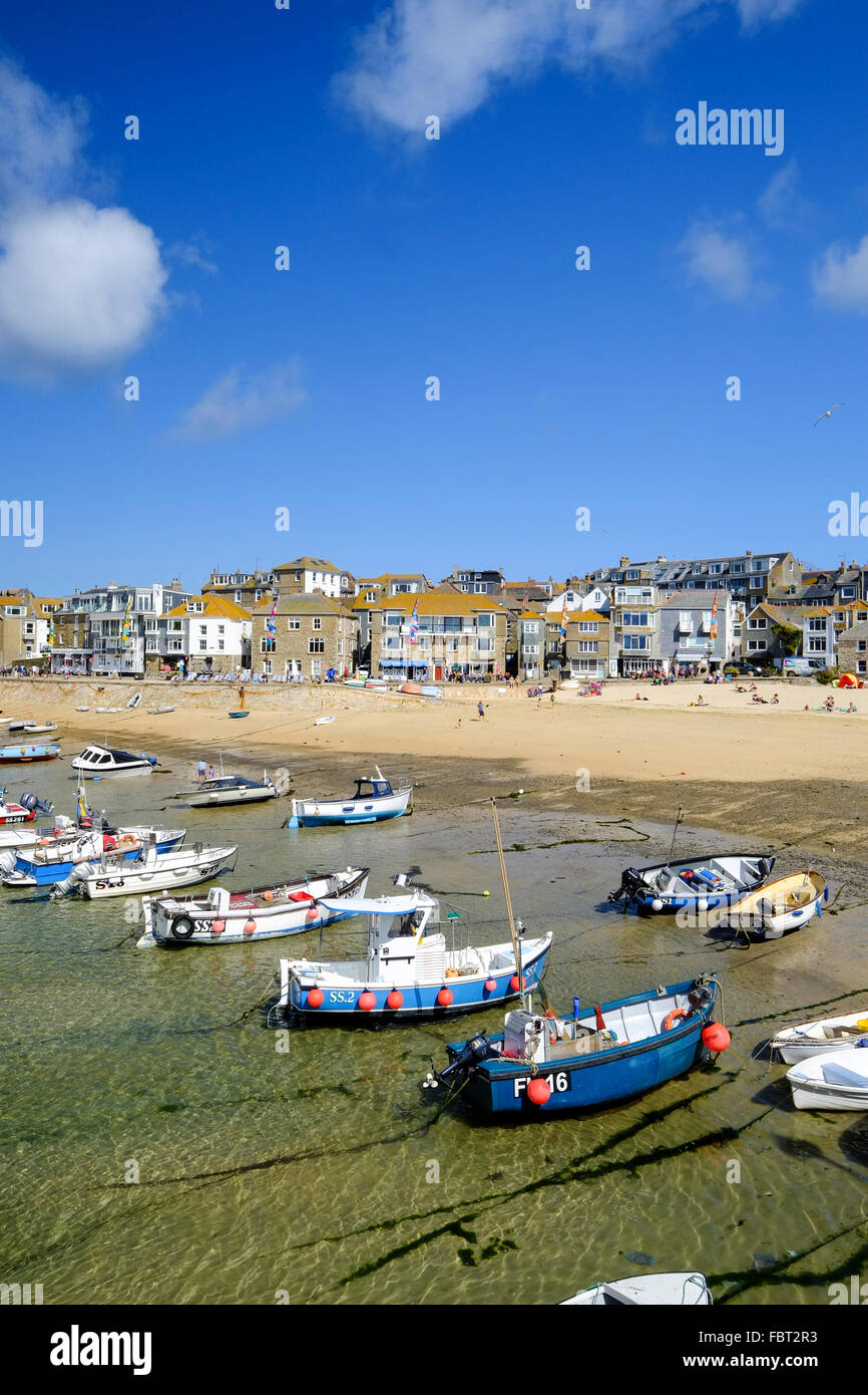 St. Ives, Cornwall, UK: Kleine Fischerboote im Hafen direkt am Strand in St Ives. Stockfoto