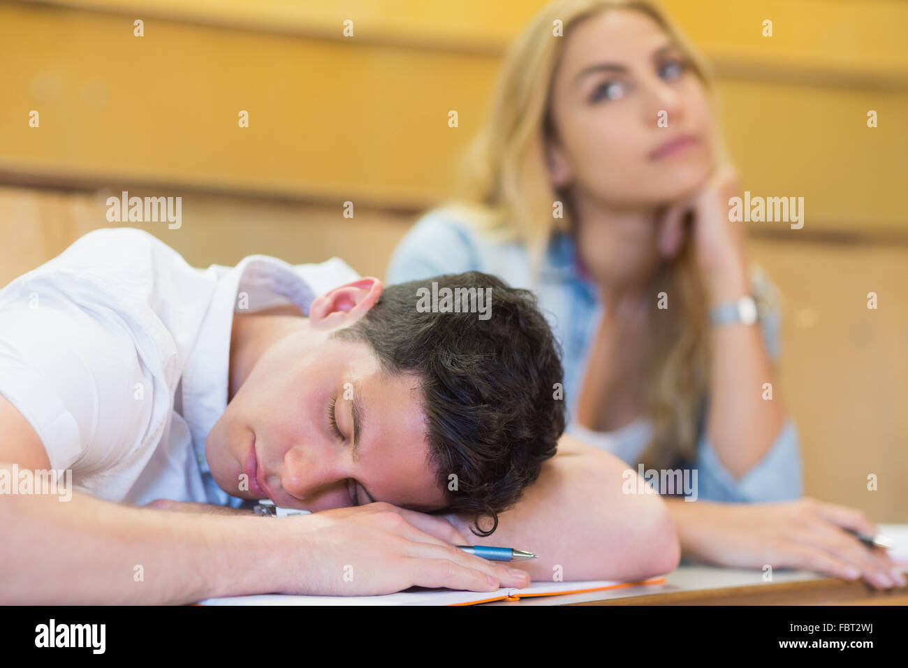 Männliche Studenten einschlafen während clas Stockfoto