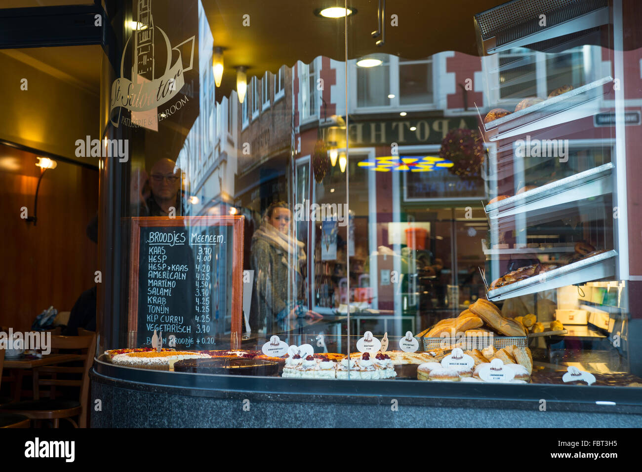 Kuchen im Fenster von St. Salvator Konditorei & Tee Zimmer, Brügge Stockfoto