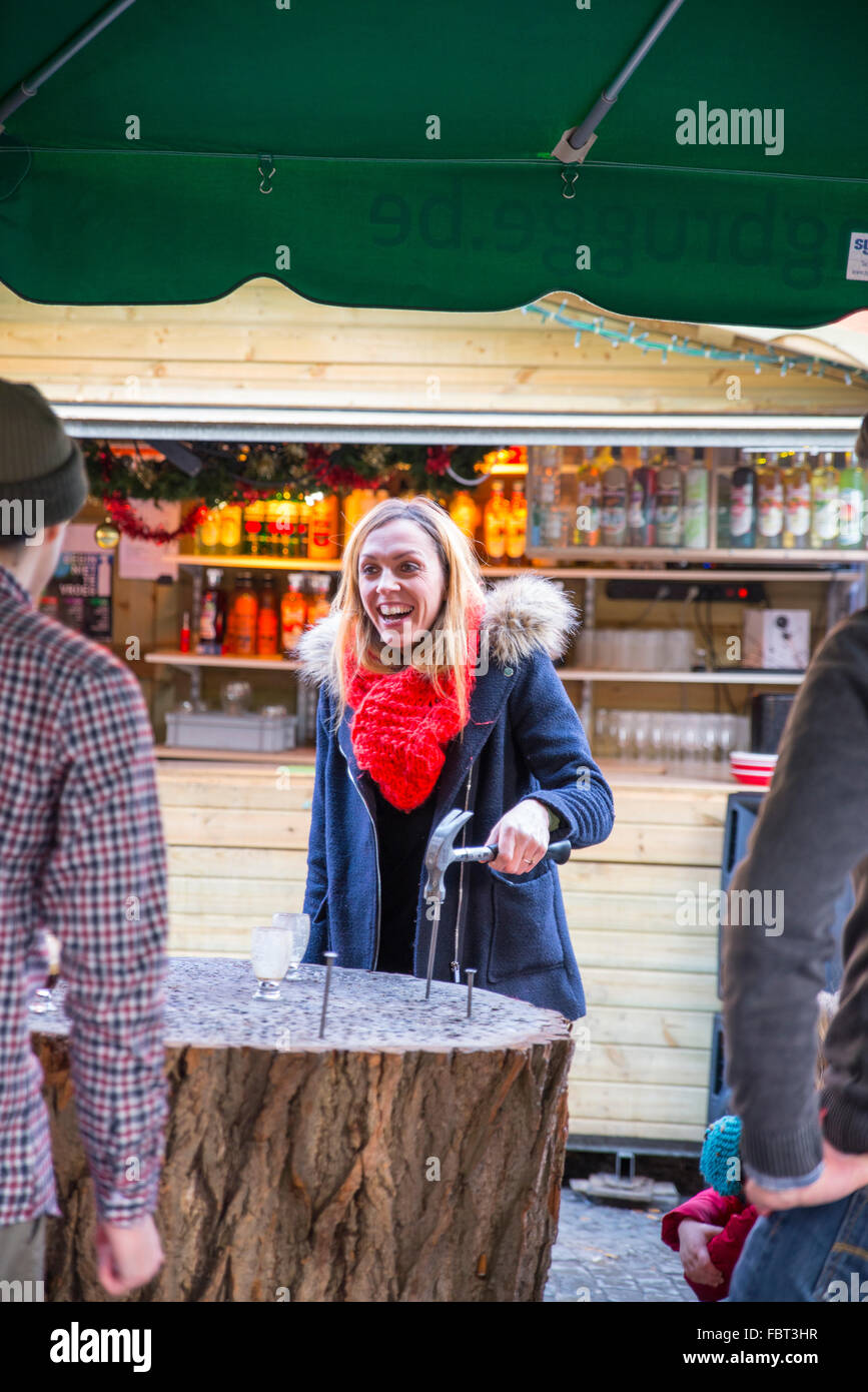 Stumpf Trinkspiel auf Weihnachtsmarkt in Brügge Stockfoto
