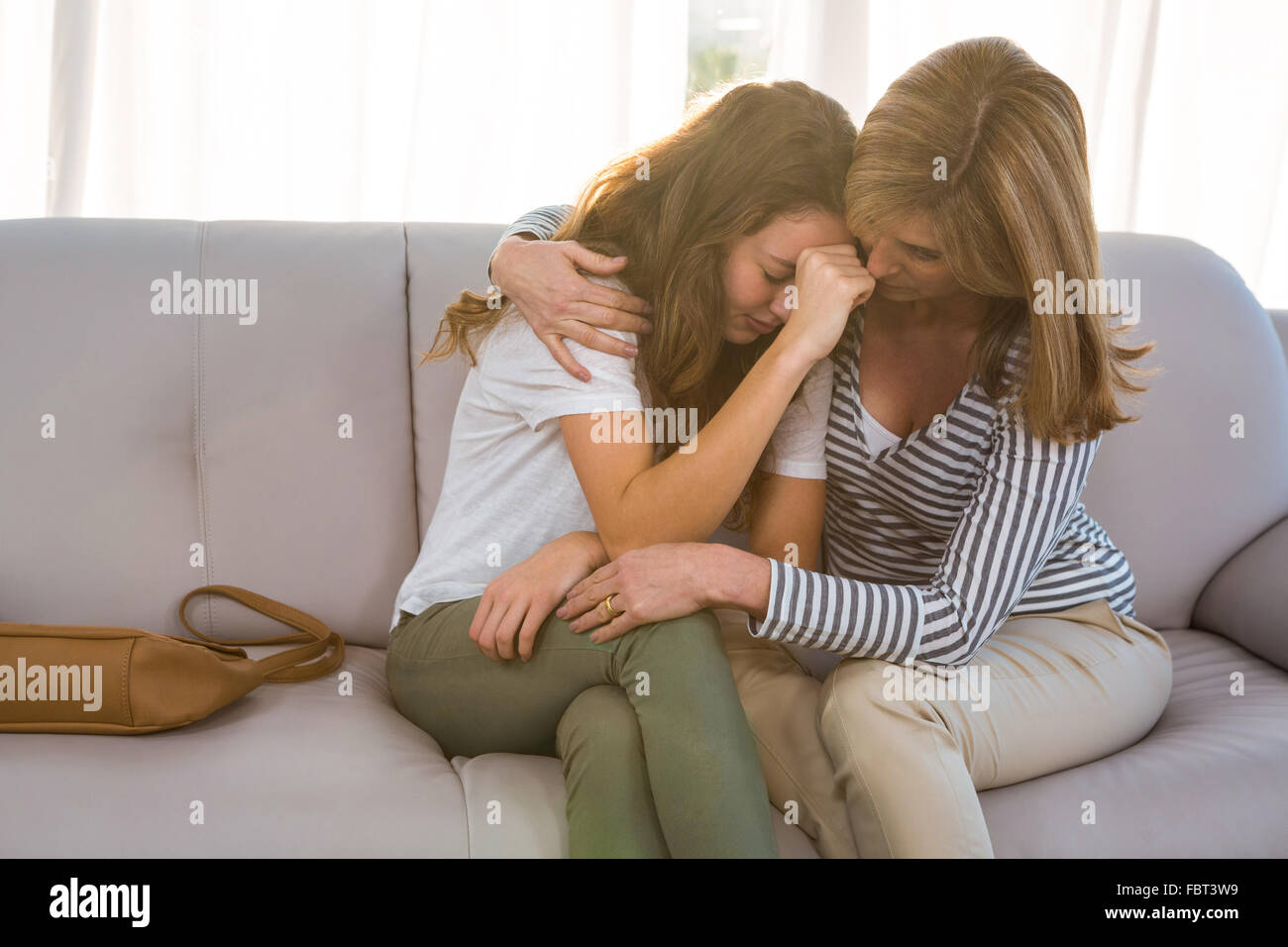 Mutter tröstet ihre Tochter im Teenageralter Stockfoto
