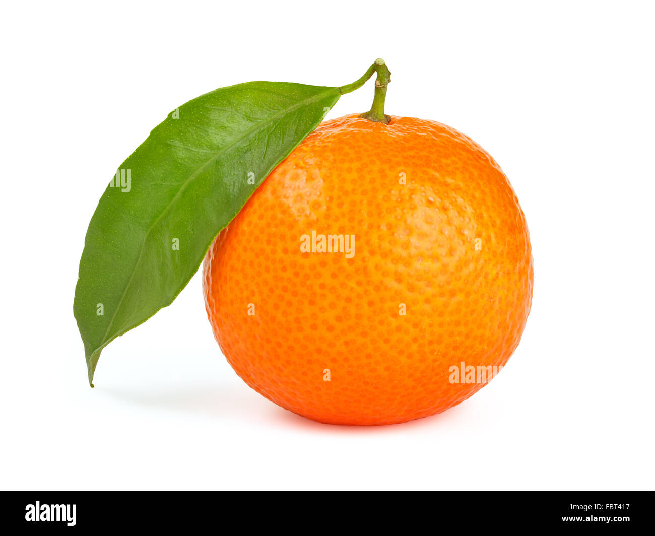 Orange, Mandarine mit Blatt isoliert Stockfoto