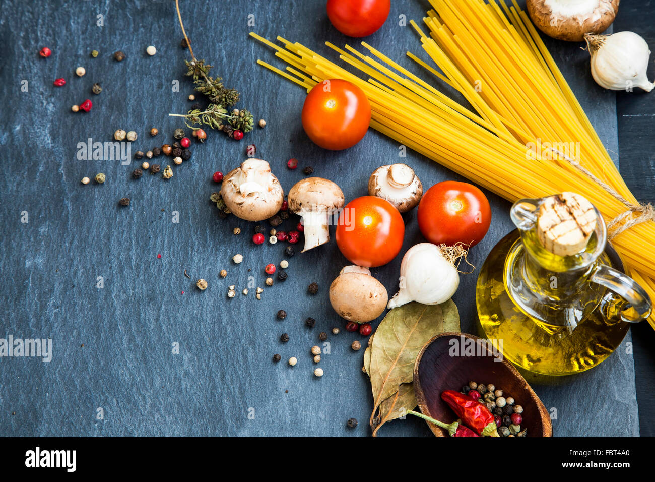 Italienisches Essen Zutaten mit Nudeln, Gewürzen, Tomaten, Olivenöl, Pilze Stockfoto