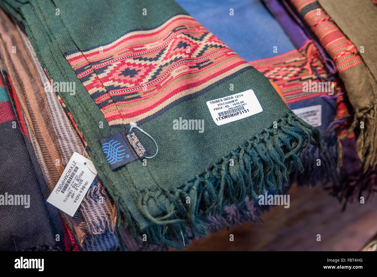 Indischer Markt. Eine Auswahl an traditionellen, lebendigen Textilien, die auf dem Markt im Naga Heritage Village verkauft werden. Nagaland, Indien. Stockfoto