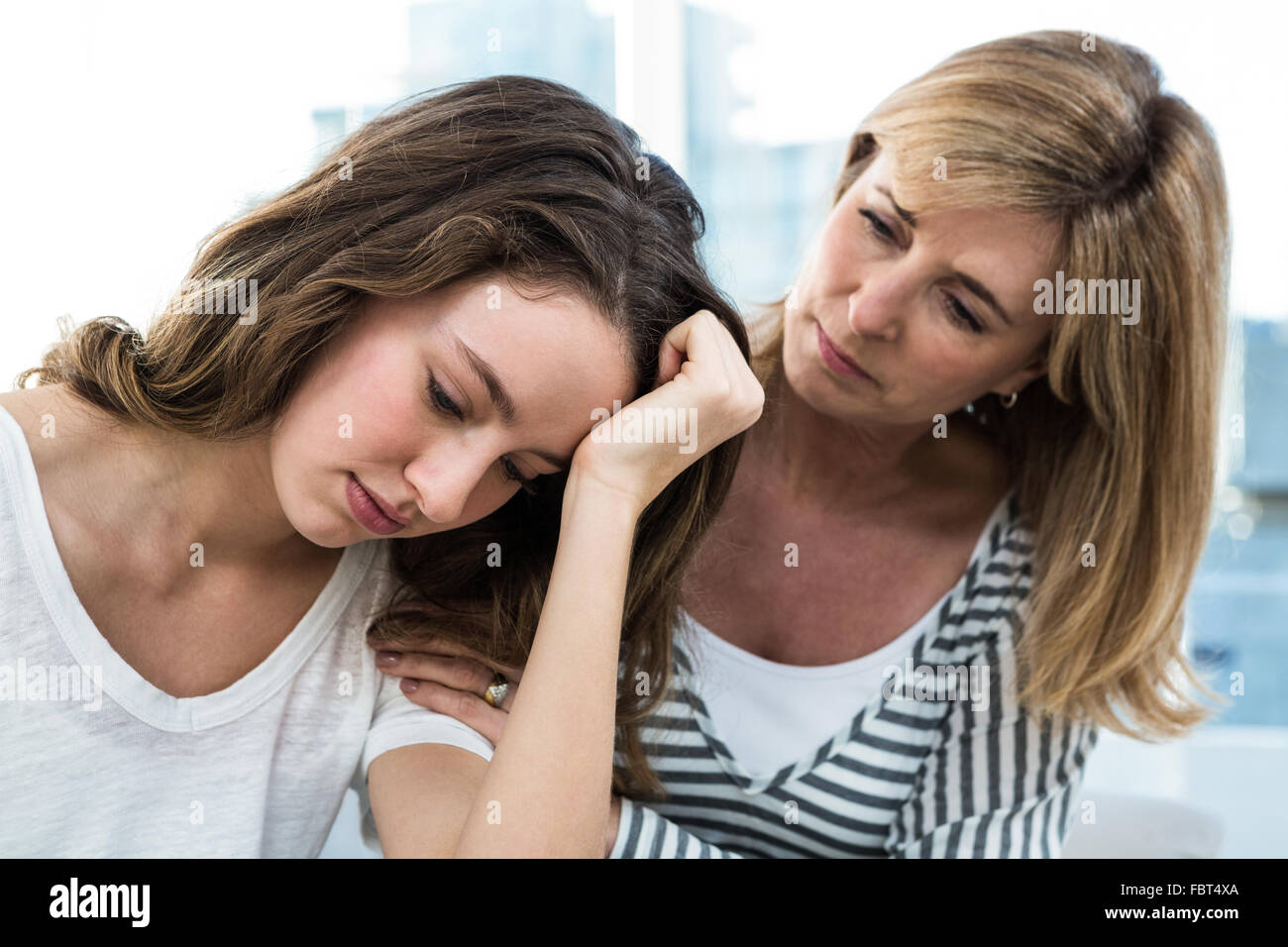 Traurige Tochter gegen die Mutter Stockfoto