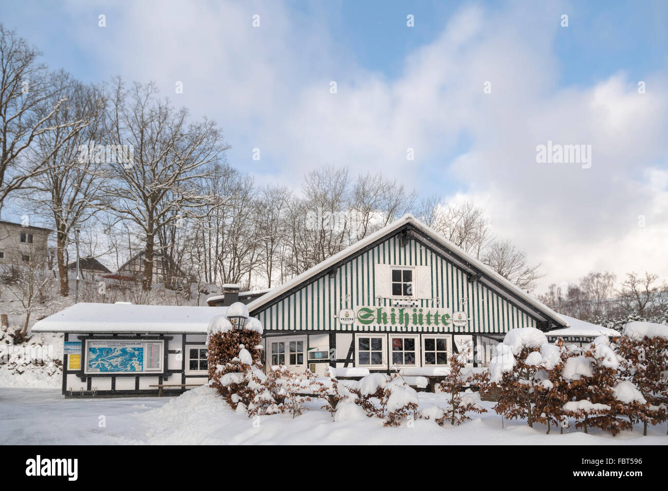 Ein beliebtes Cross-Country Ski Zentrum am Stadtrand von Westfeld, Schmallenberg, Sauerland, Nordrhein-Westfalen, Deutschland. Stockfoto