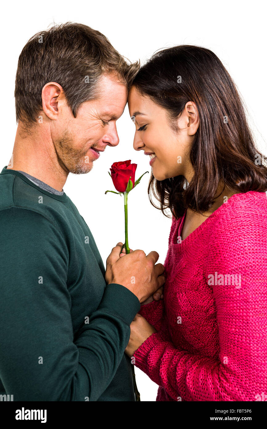 Glückliches Paar halten rote rose Stockfoto