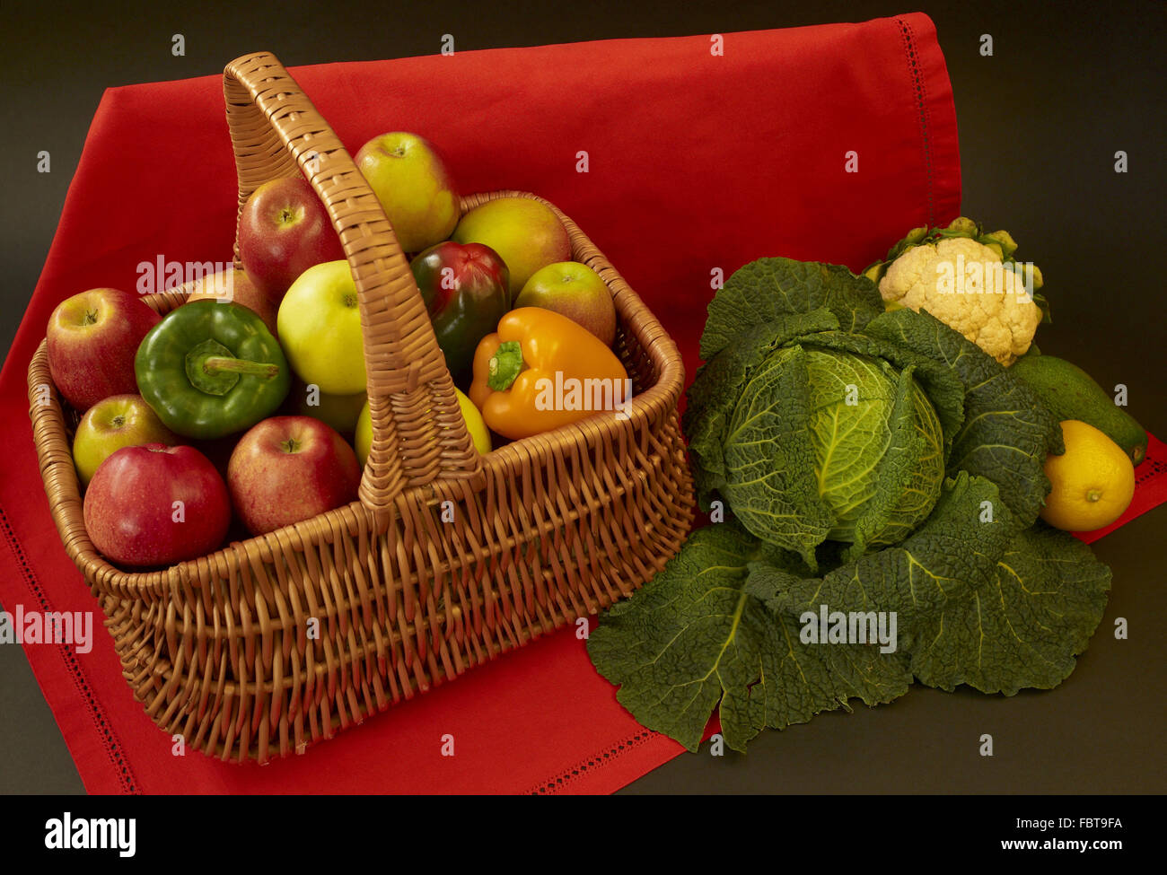 Korb mit Obst und Gemüse Stockfoto