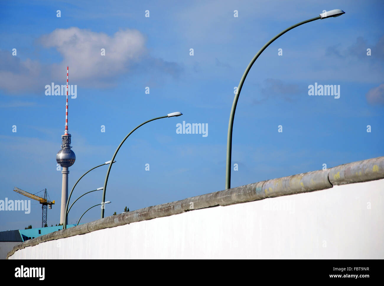 Berliner Mauer und Fernsehturm Stockfoto