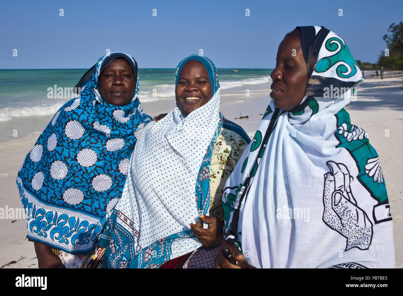 Verschleierte muslimische Frauen am Strand Stockfoto